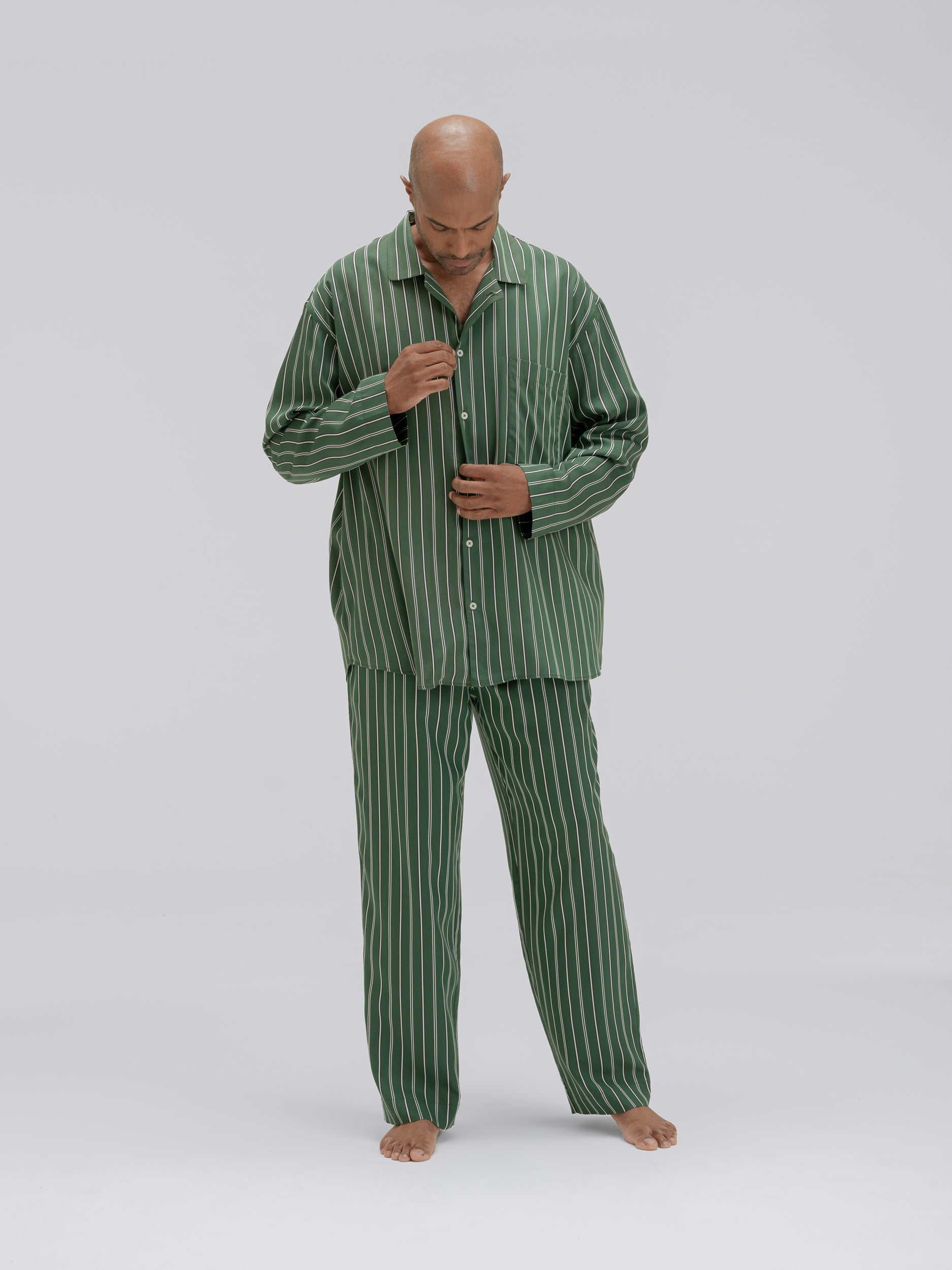 avonte_sustainable_sleepwear_pyjama_mossy_green_stripe_m_front2_nirenmahajan