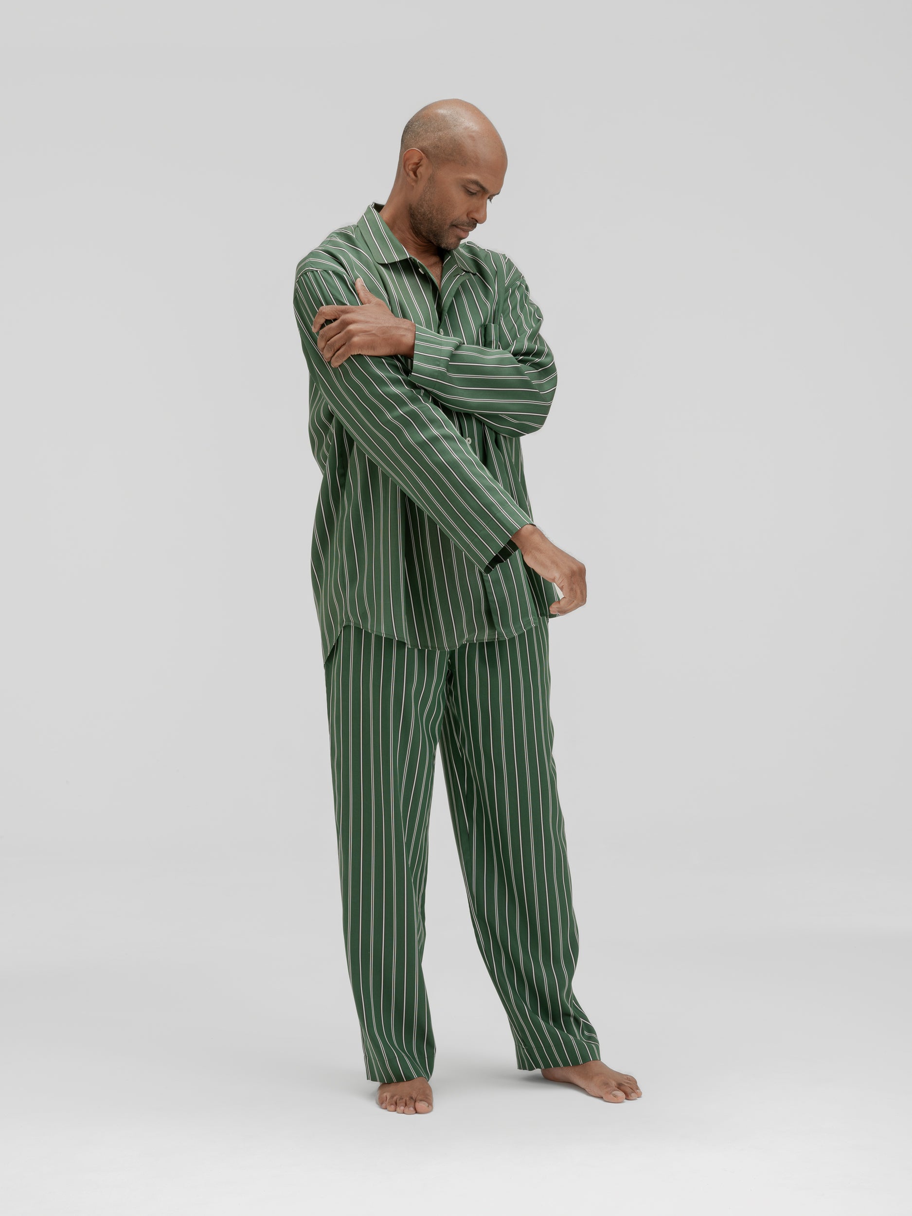 avonte_sustainable_sleepwear_pyjama_mossy_green_stripe_mood_nirenmahajan