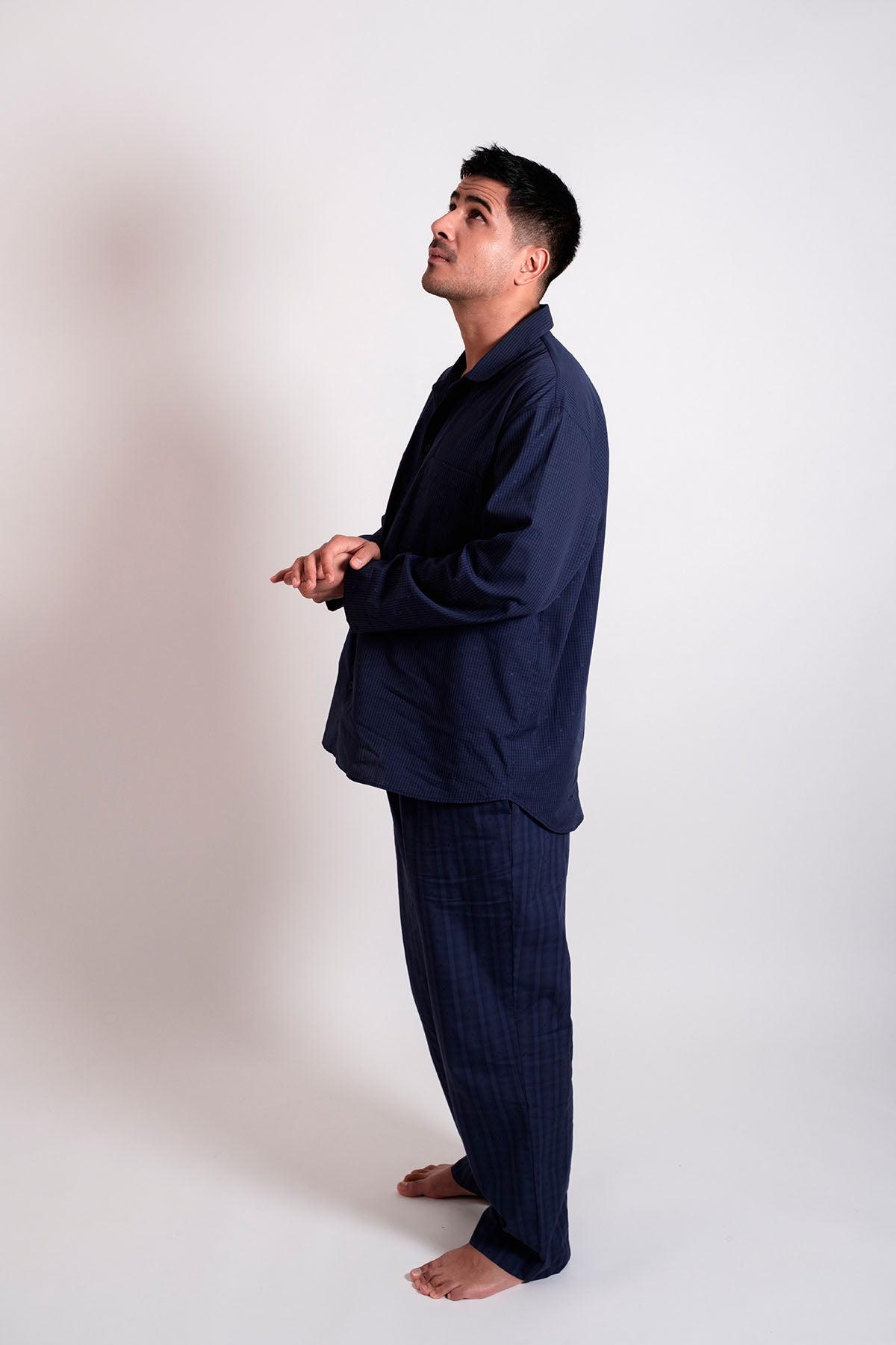 model in sustainable pyjama in color midnight navy mix_side view_avonte