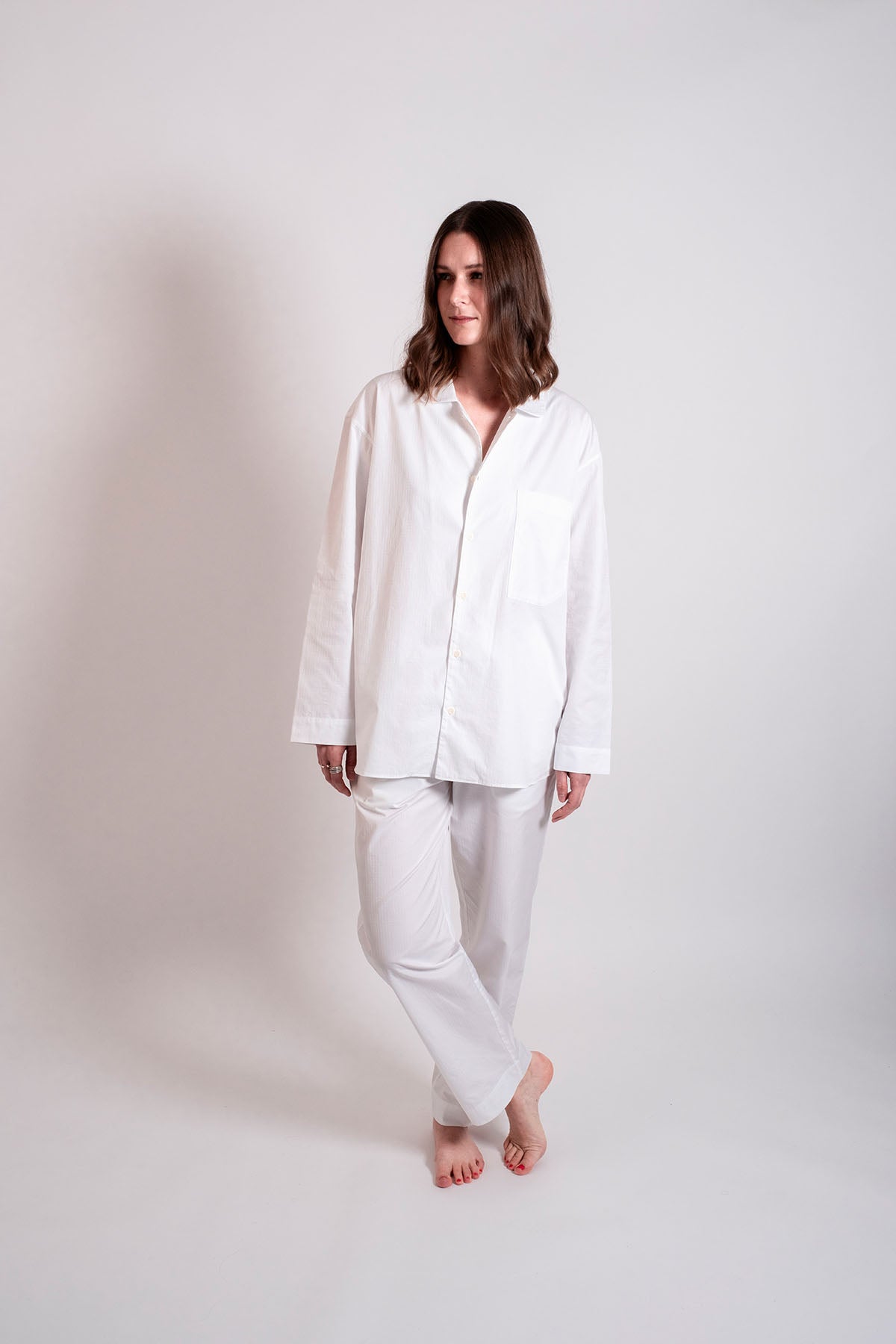 model in sustainable pyjama_color worthy white_front view_avonte